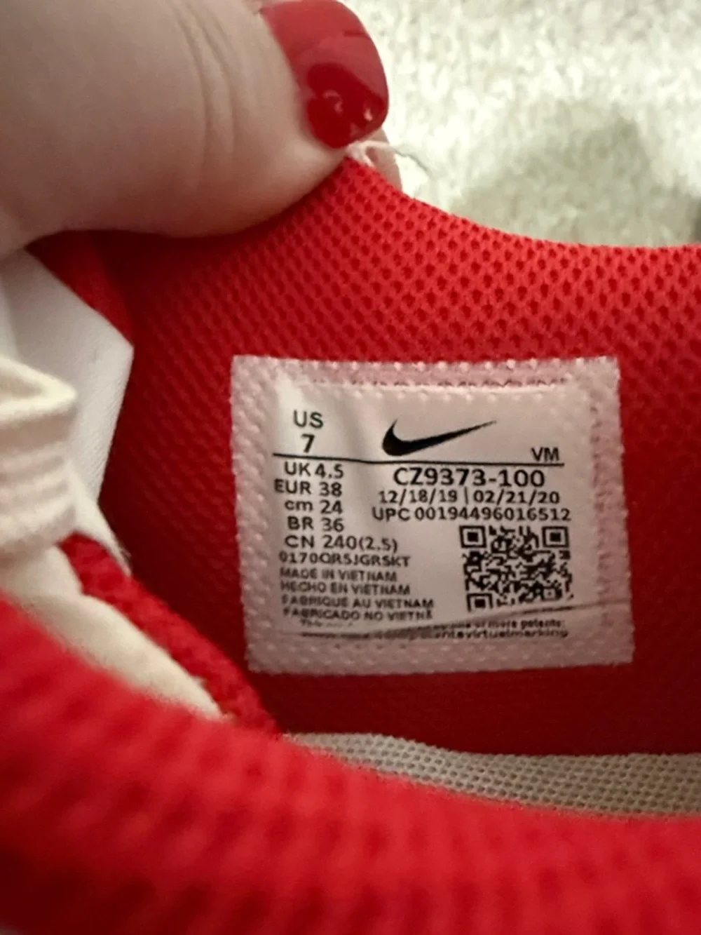 Nike Air Max with Red Swoosh - Picture 6 of 6